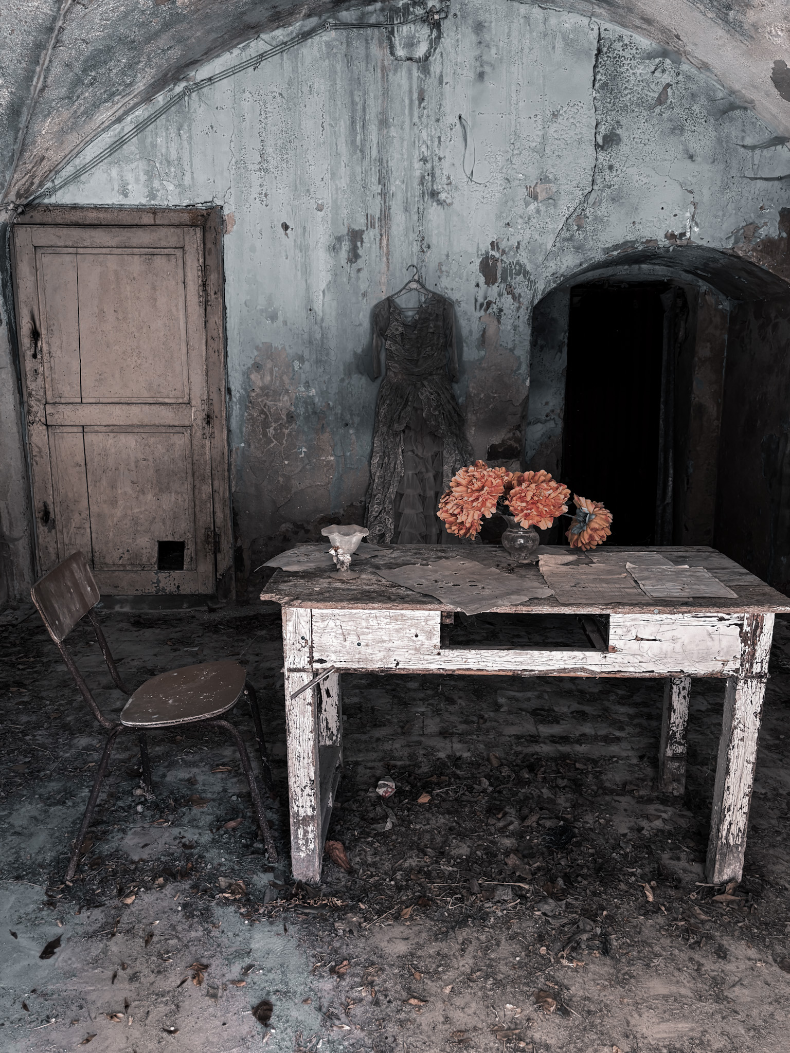 interno di casa abbandonata con abito da sposa antico e tavolo